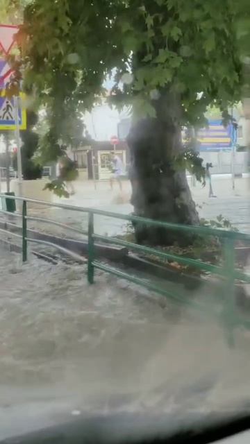 ГЕЛЕНДЖИК УХОДИТ ПОД ВОДУ