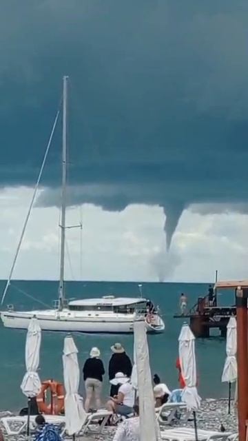 🌪️ Водяной смерч застал врасплох отдыхающих на пляже в Лазаревском, Сочи, 23 июня 2025.