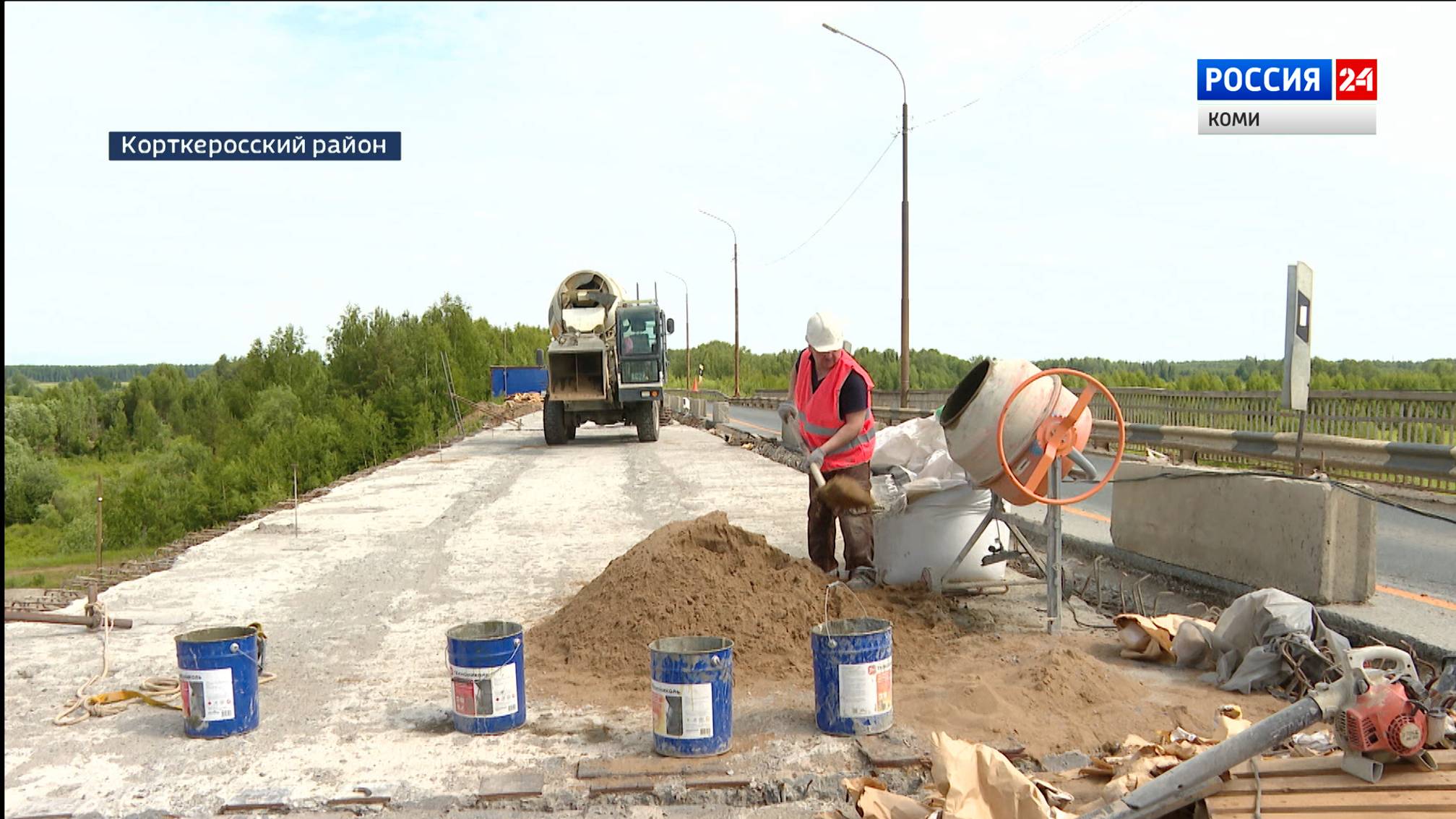 В Корткеросском районе на мосту через Вычегду снова кипит работа