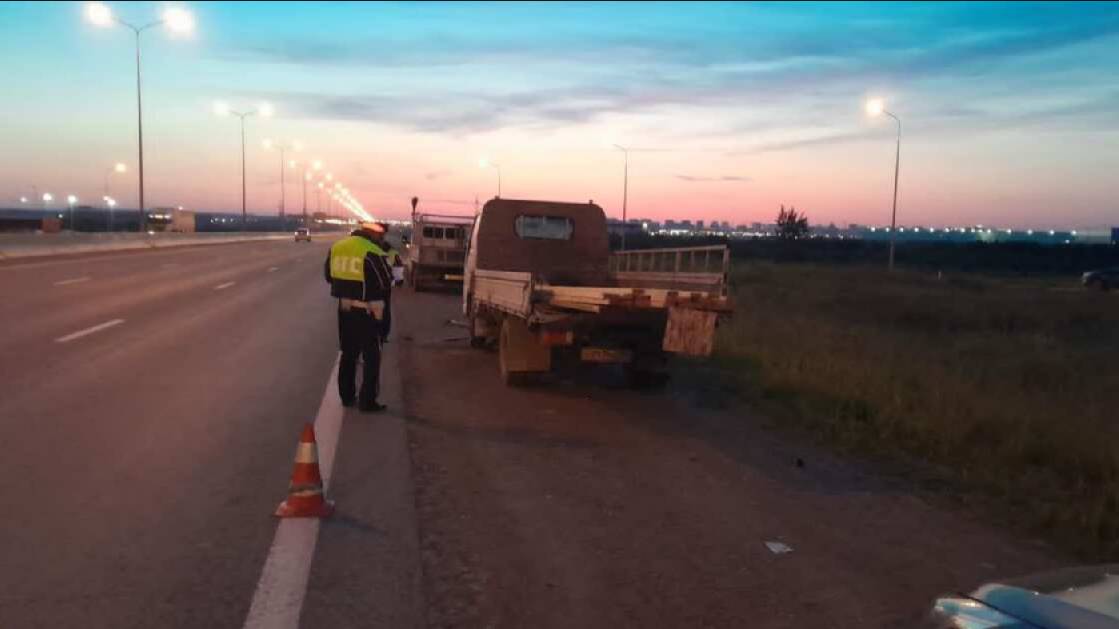 Пьяный водитель грузовика врезался в легковушки и сбил пешеходов в Екатеринбурге