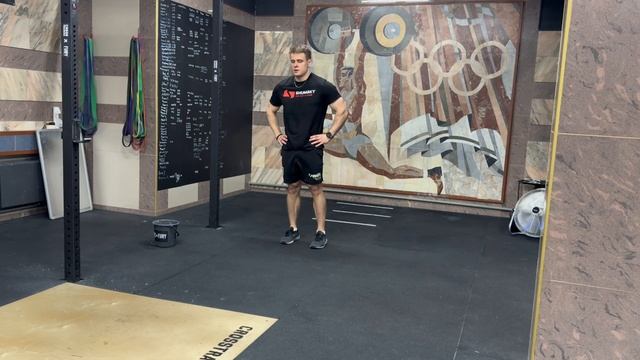 Выпрыгивание с двух ног и приземление на одну|Double Leg Hop To Single Leg Landing