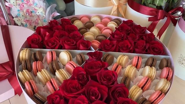 Подарочный набор с розами и печеньем и три колбы с розами в Пятигорске 🌹