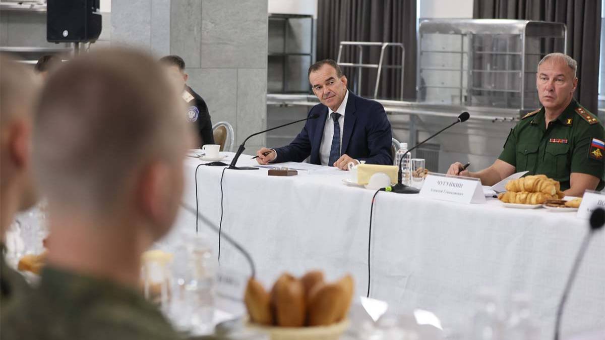 Кондратьев встретился с новобранцами Президентского полка из Краснодарского края