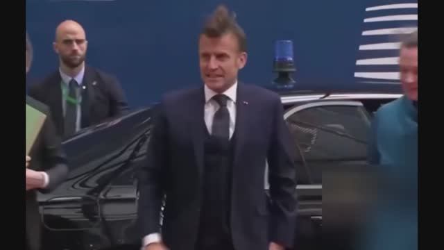 🔴Петушиный гребень у Макрона. Потом обижаются что их называют - петушарами🙂🔴