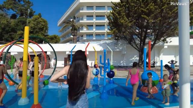 Сочи пляж Ривьера сегодня 26 июня 2025. Обстановка в Центральном районе Сочи сейчас, погода, море