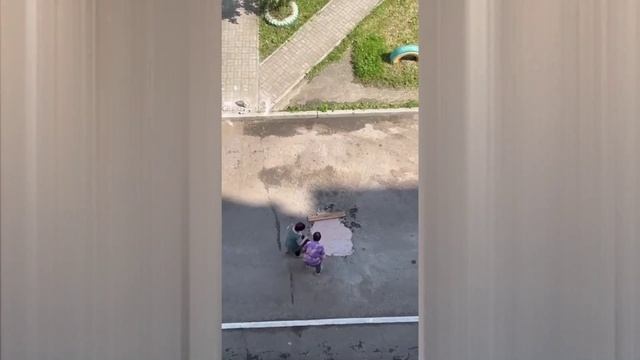 (25.06.2025) В Комсомольске две пенсионерки отремонтировали дорогу во дворе жилого дома