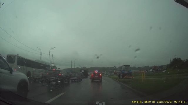 Поломался под дождём