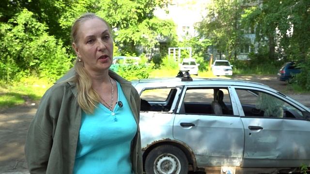 Жители многоквартирного дома в Бийске борются с автохламом в своем дворе