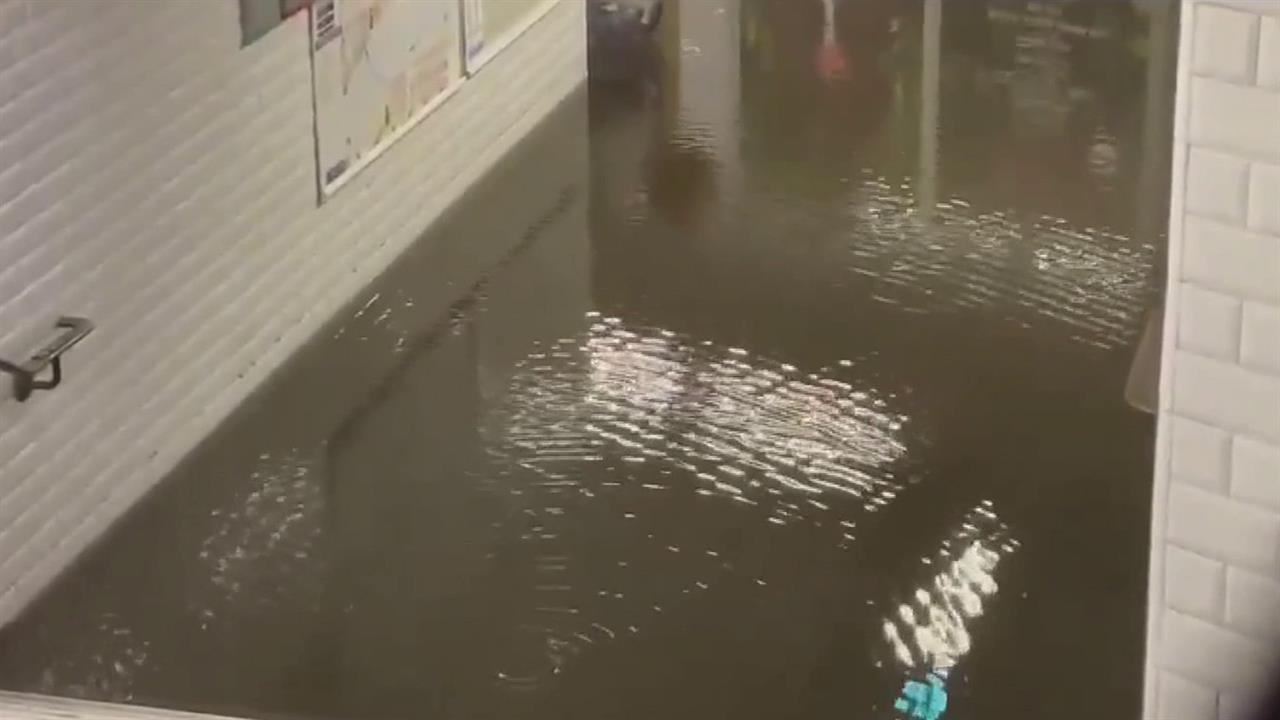 Улицы Парижа затоплены в результате мощного шторма, а в США торнадо унес дом