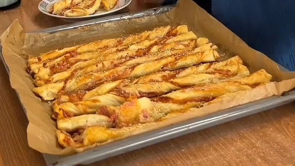 Слоёные палочки с колбасой и сыром...🍠🧀😋    Рецепт в описании ✍️