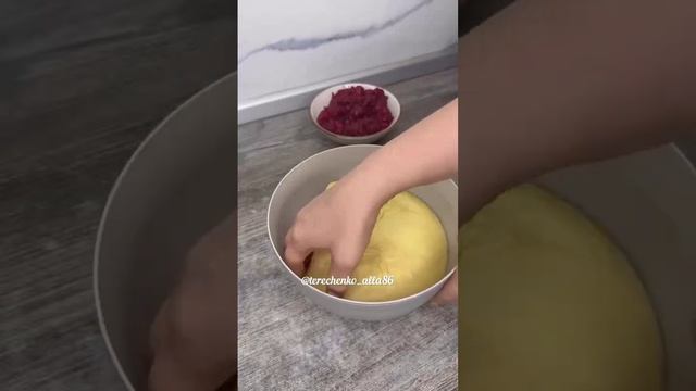 Пуховые ягодные пирожки