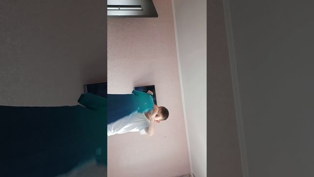 показываю как складывать футболки (полезно для тех кто не умеет складывать футболки).