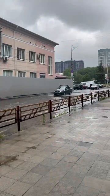 Море, море: около Центрального автовокзала каждый дождь появляется громадных размеров лужа.