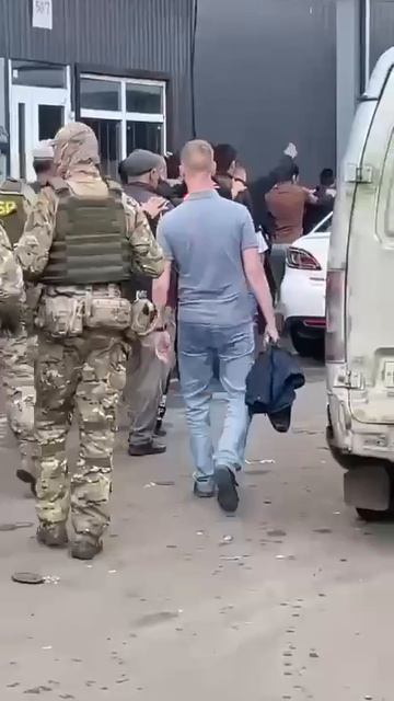 Искали нелегалов: на "Алексеевском" рынке в Воронеже полиция провела рейд по выявлению нелегалов.