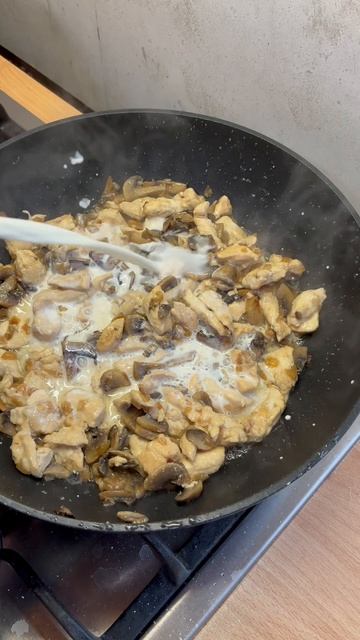 А-ля сливочная паста с курицей и грибами