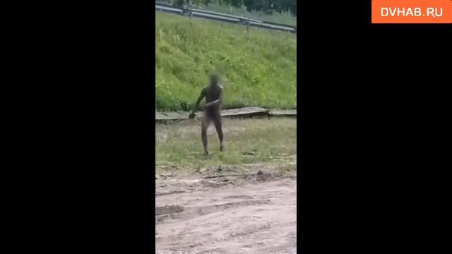 Голый мужчина устроил странные пляски в Северном