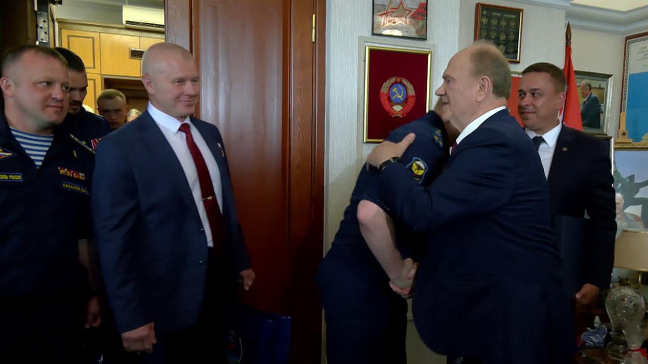 Лидер КПРФ Геннадий Зюганов в свой день рождения провел встречу с десантниками