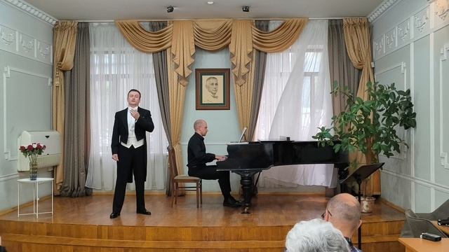 П.И.Чайковский "Средь шумного бала", поёт Станислав Мостовой