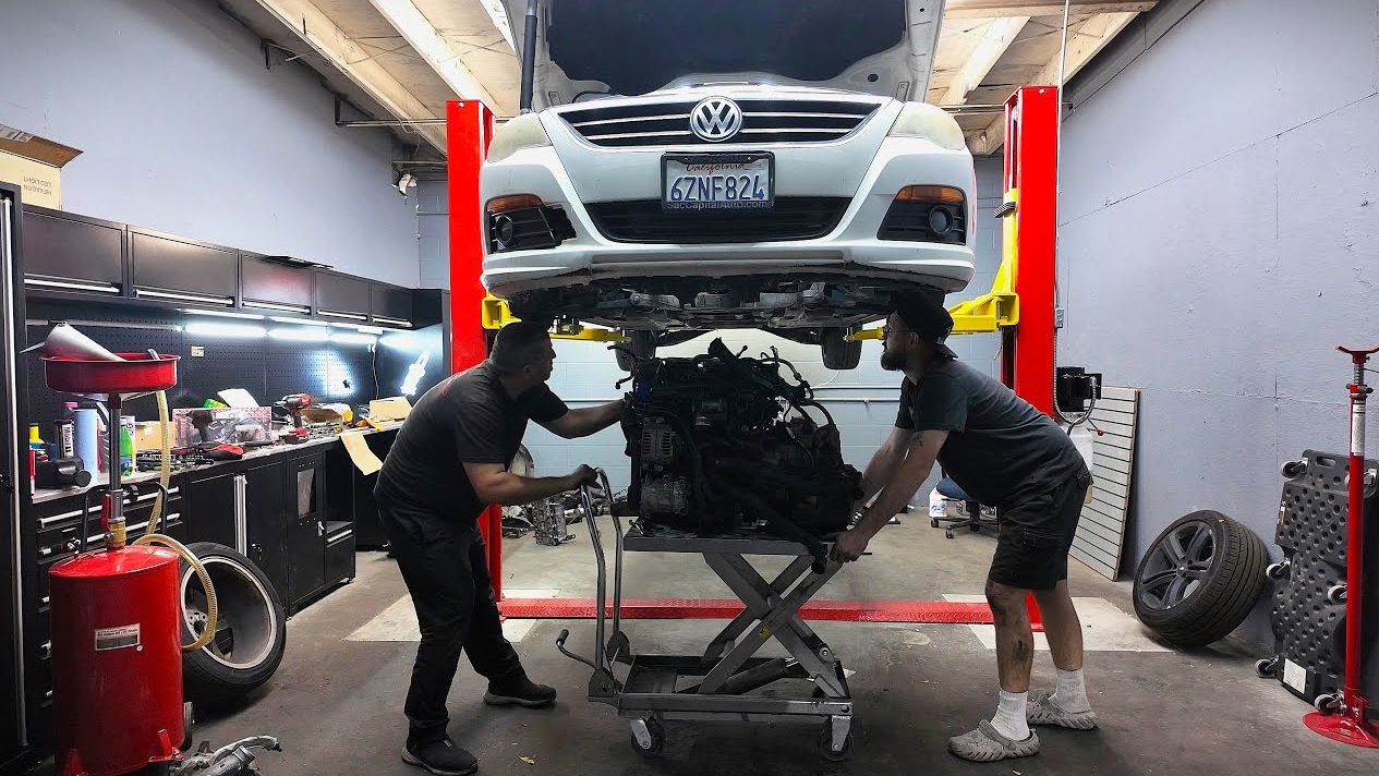 Двигатель VOLKSWAGEN со свалки, TESLA самый крупный ремонт.