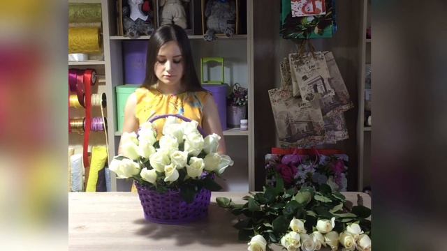 Собираем композицию из роз в круглой корзине в Пятигорске.