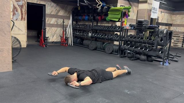 Пронированный жим лежа на полу с весом|Prone shoulder press with weight
