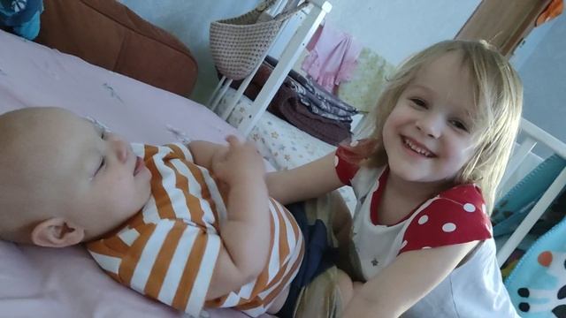 дети играют