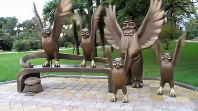 Памятник многодетному отцу в Сочи установлен на площади Искусств, рядом с Художественным музеем