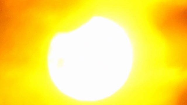 10.6.2021г Солнце затмение  фото аппарат через стекло - что бы не сгорела матрица фотоаппарата -2