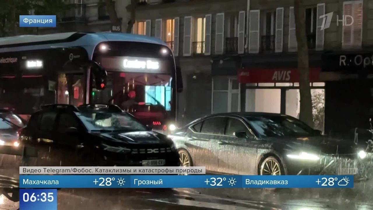 Под водой: мощный шторм обрушился на Париж