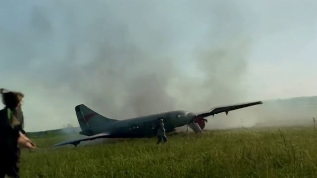 К сбитому Израильскому самолету бегут люди