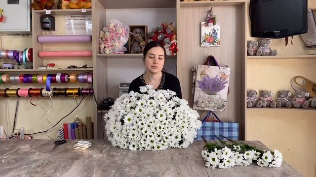 Круглый букет из ромашковидных хризантем в Пятигорске. Упаковываем в крафт бумагу.