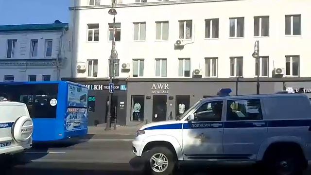 Длинная колонна новых полицейских фургонов и внедорожников движется по Алеутской во Владивостоке