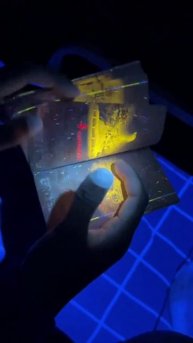 Китайский паспорт под ультрофиолетом.