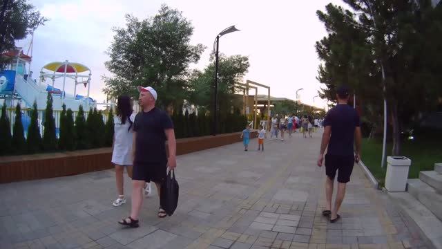 Центральная набережная Адлера летом: новый дорогущий аквапарк у "Мандарина", толпы народа
