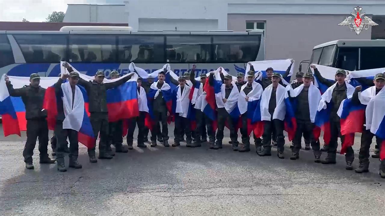Еще одна группа плененных бойцов ВС РФ вернулась на родину: первые кадры