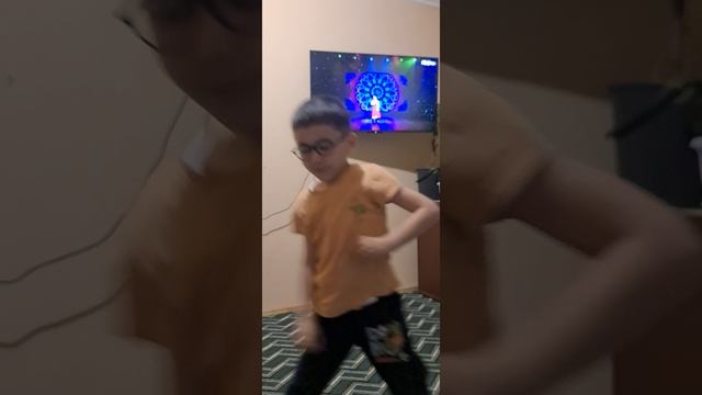 Матушка Земля 
танцует мальчишка