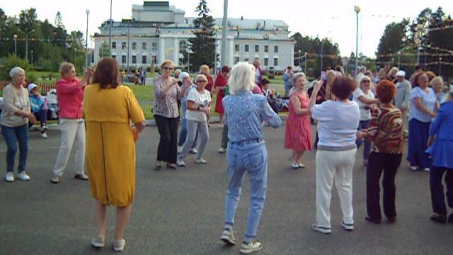 25.06.25, в парке ДК Окунева, состоялась концертно-танцевальная программа Сегодня вечером г.Н.Тагил