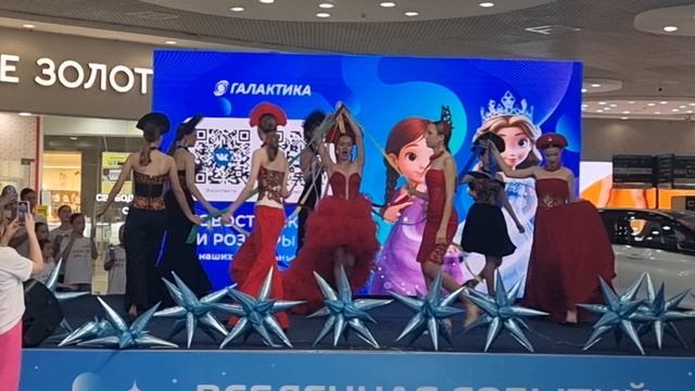 Дизайнер Ирая Фирсанова на отчётном показе школы моделей Fashion kids models!