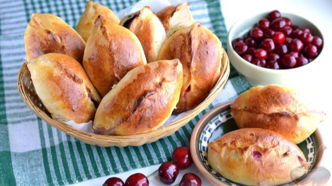 Что может быть вкуснее? ПИРОЖКИ С ВИШНЕЙ И ШЕЛКОВИЦЕЙ