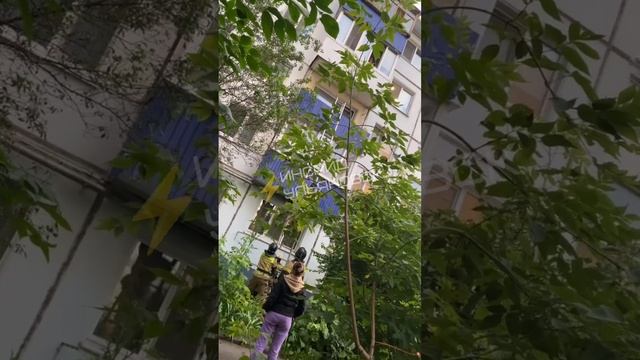 В Ульяновске на Октябрьской 59 спасают ребёнка. Мама вышла из дома и нечаянно захлопнула дверь, малы