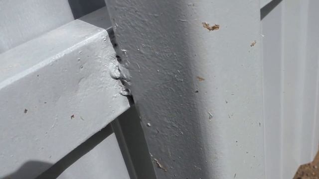 Дайте совет: Зачищать или нет сварочные швы на заборах?