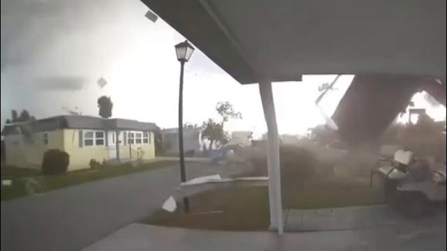 🌪 Мощный торнадо поднял в воздух дом и сорвал крышу со второго