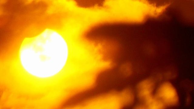 10.6.2021г Солнце затмение  фото аппарат через стекло