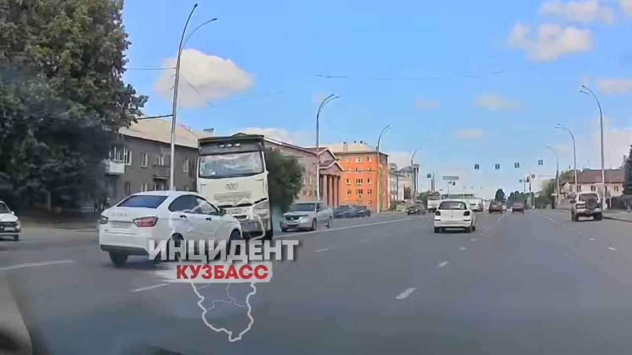 В Кемерове на Кузнецком проспекте произошло ДТП с участием большегруза