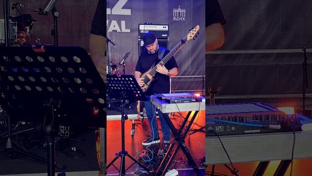 Играю свою авторскую композицию на @moscowjazzfestival сцена на ВДНХ, бас Dingwall ABZ Custom 
.
.
.