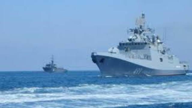 Россия впервые открыто защищает «теневой флот» военными кораблями в Ла-Манше