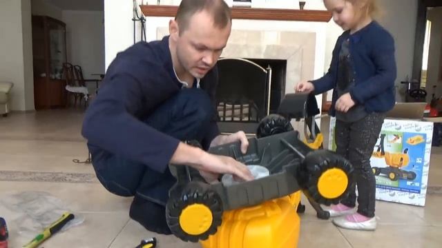 Мисс Кэйти и Мистер Макс (Miss Katy) Кэти играет на пляже в песке с экскаватором
