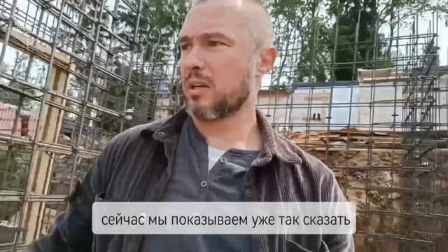 Последние приготовления перед монтажом крупнощитовой опалубки, дом с цокольным этажом на склоне