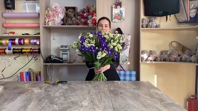 Букет из ирисов и французской розы в Пятигорске. Как упаковать.