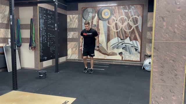 Прыжок в длину на одной ноге+приземление на ту же ногу|1 Leg Broad Jump w/ 1 Leg Landing